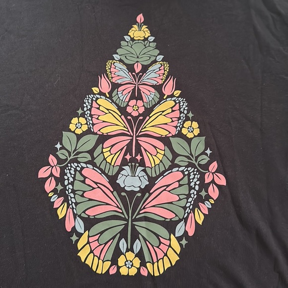 Volcolm small with tags juniors love butterfly boyfriend T-shirt. - Picture 3 of 6